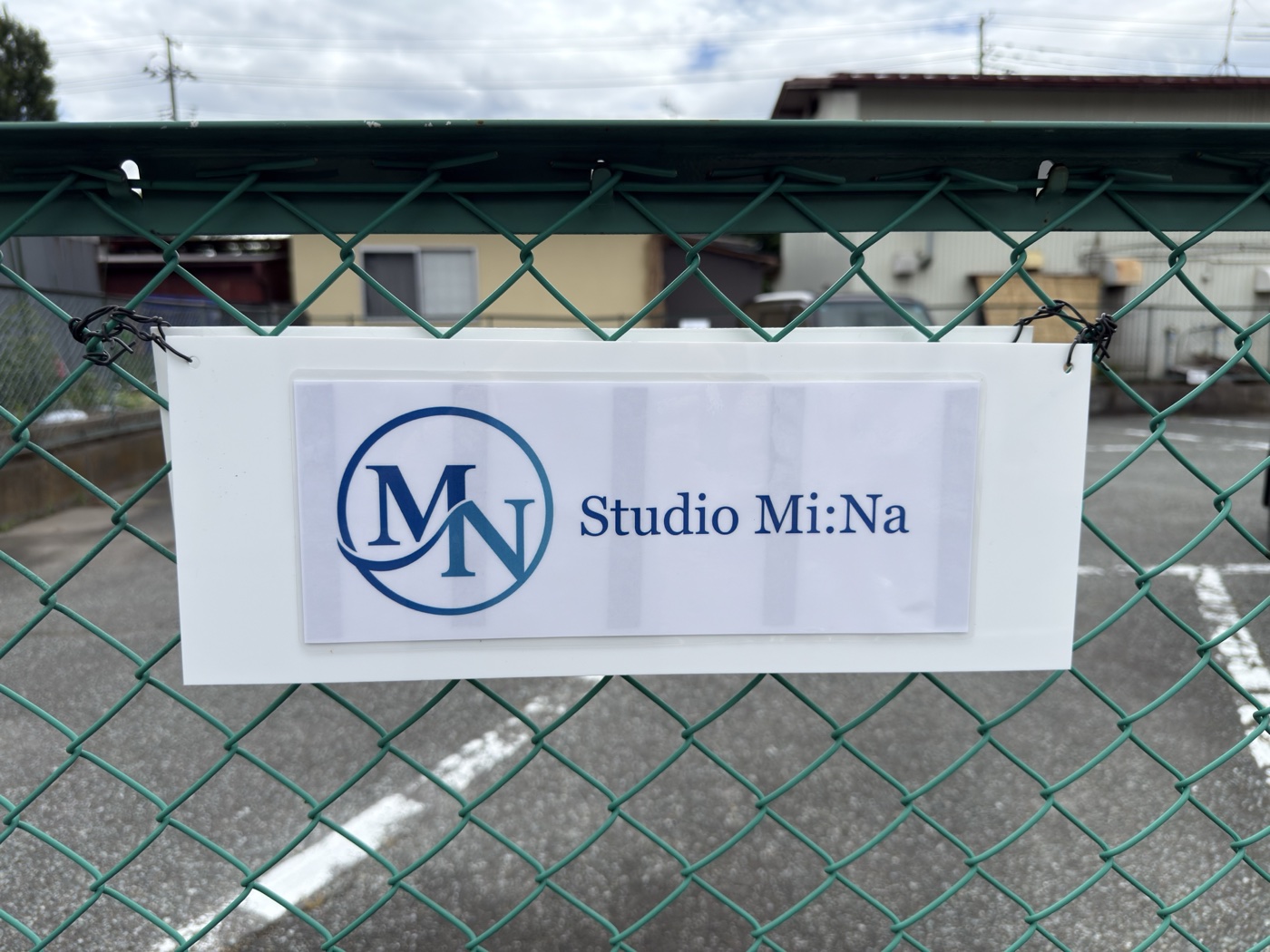駐車場フェンスのStudio Mi:Naプレート