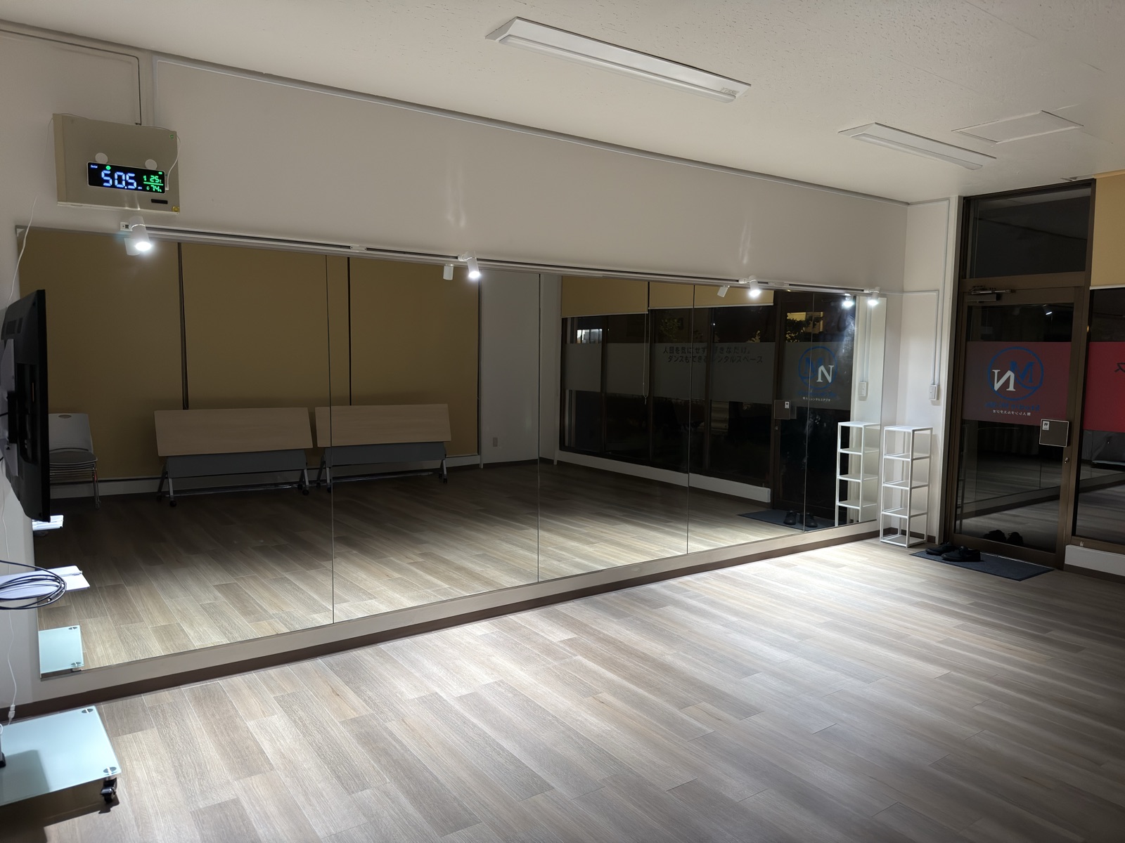 夜、スポットライトだけを点けたStudio Mi:Naの内観